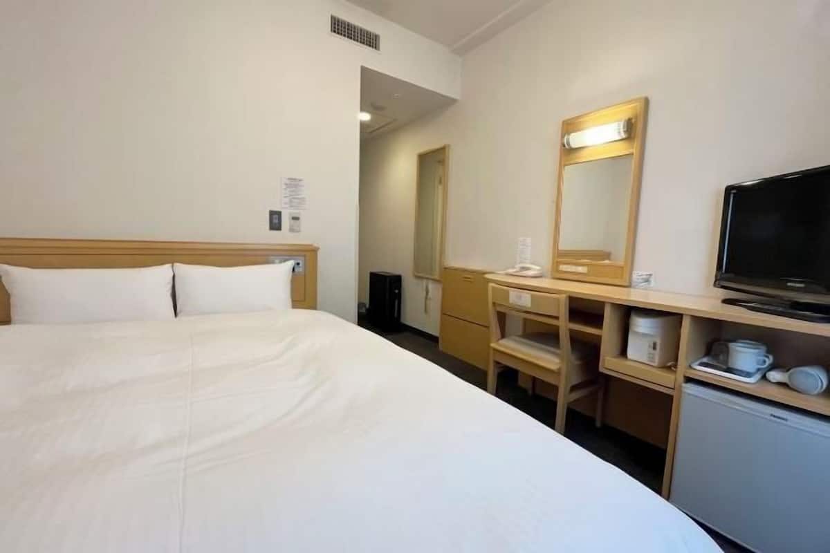 Cortinas blackout, wifi gratis y ropa de cama