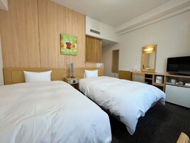 Cortinas opacas, wifi gratis, ropa de cama