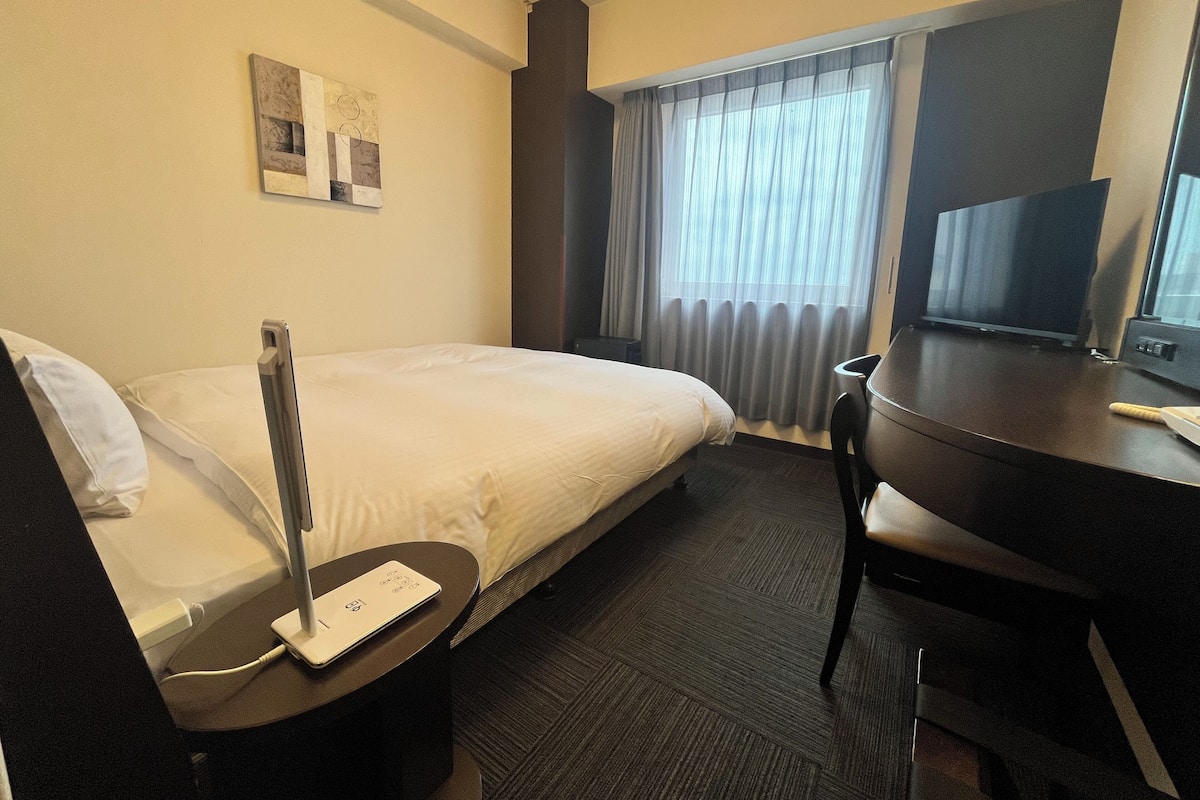 Blackout drapes, WiFi (free), bed sheets