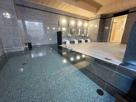 Bañera de hidromasaje cubierta