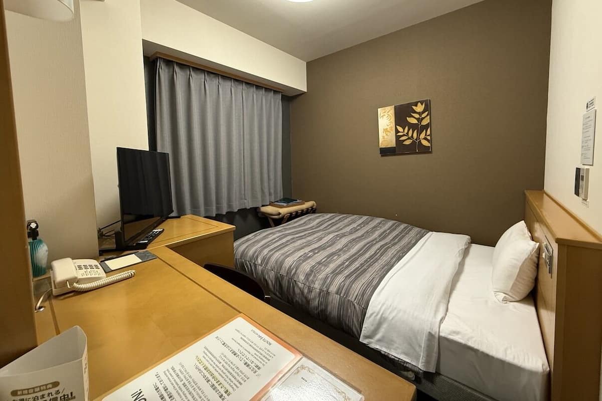 Desk, WiFi (free), bed sheets
