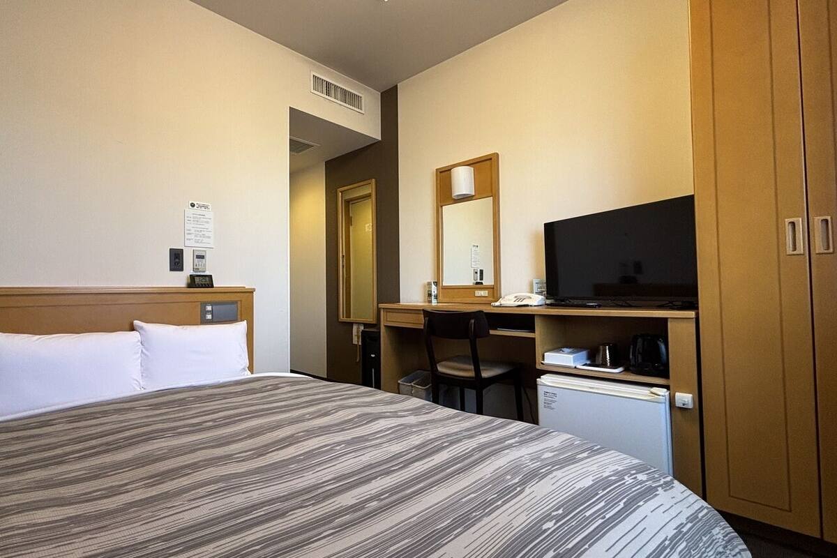 Desk, WiFi (free), bed sheets