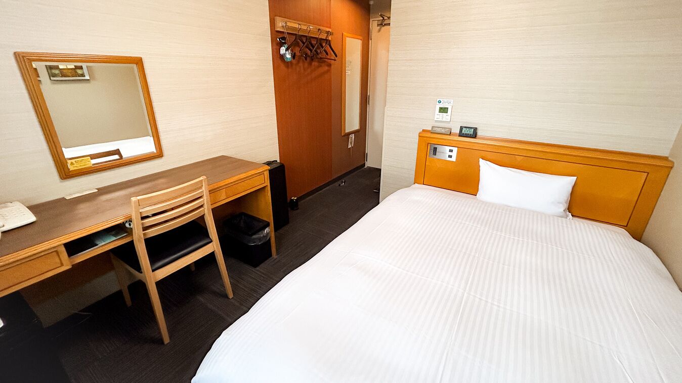 Een bureau, gratis wifi, beddengoed