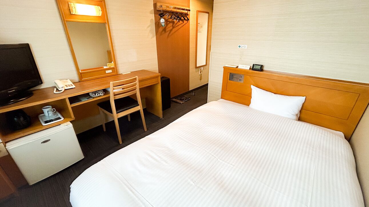 Een bureau, gratis wifi, beddengoed