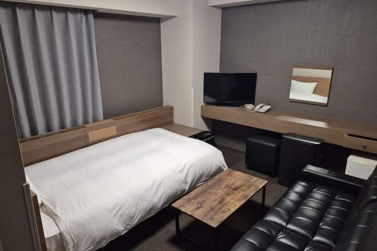 Escritorio, wifi gratis y ropa de cama