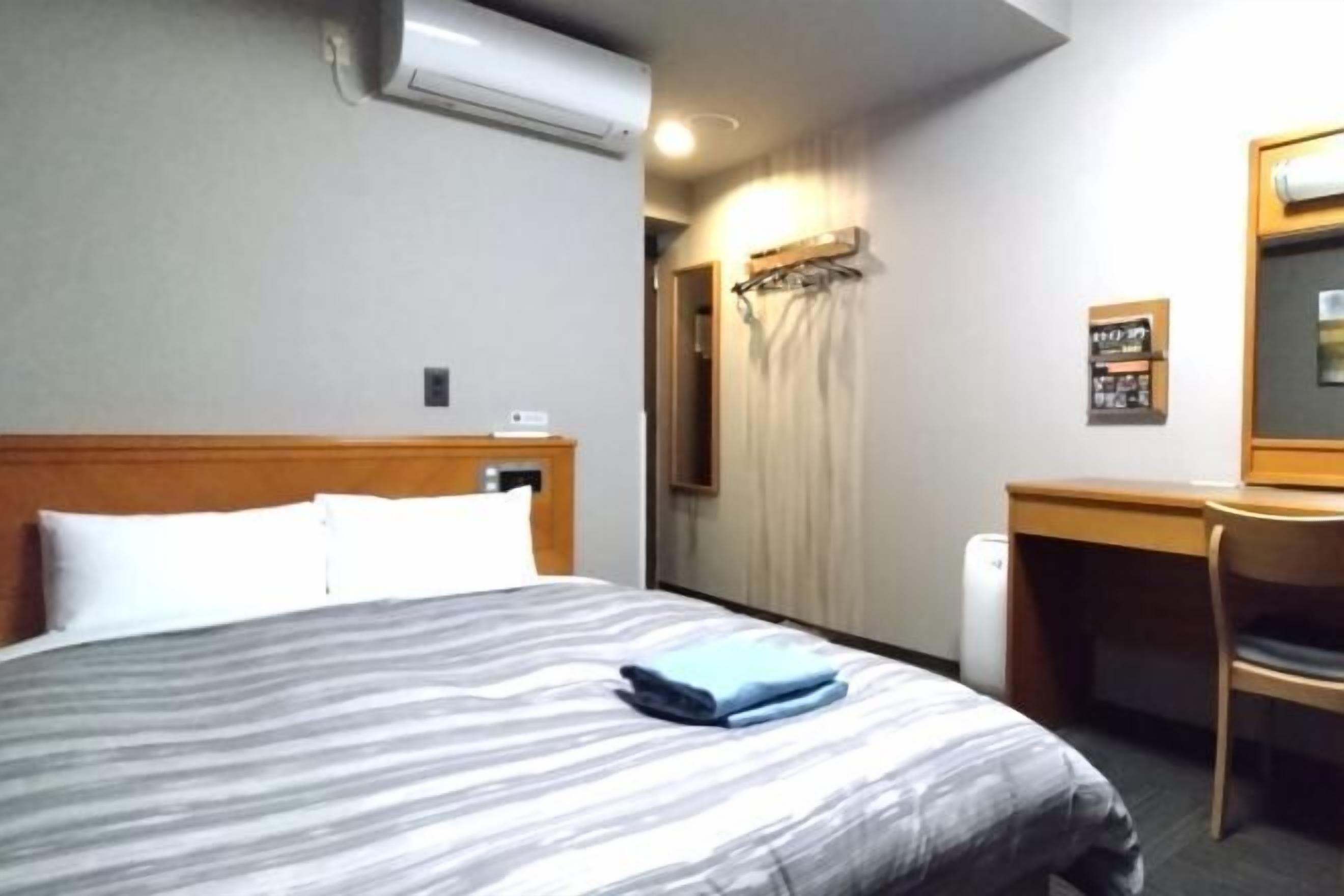 办公桌、免费 WiFi、床单