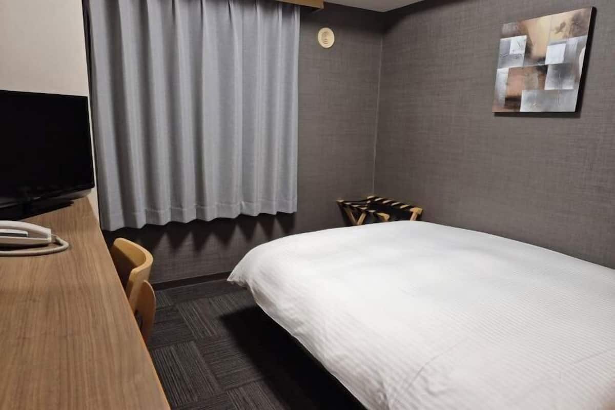 Escritorio, wifi gratis y ropa de cama