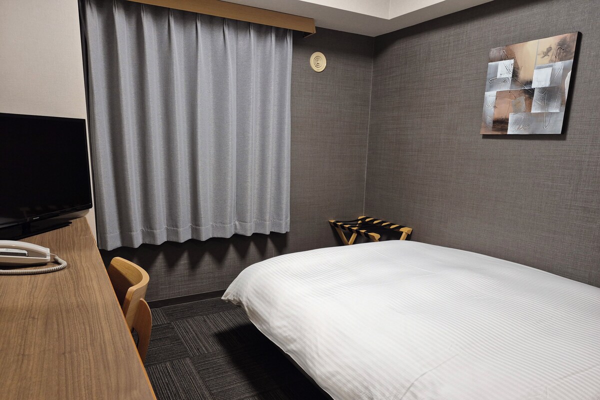 Desk, WiFi (free), bed sheets