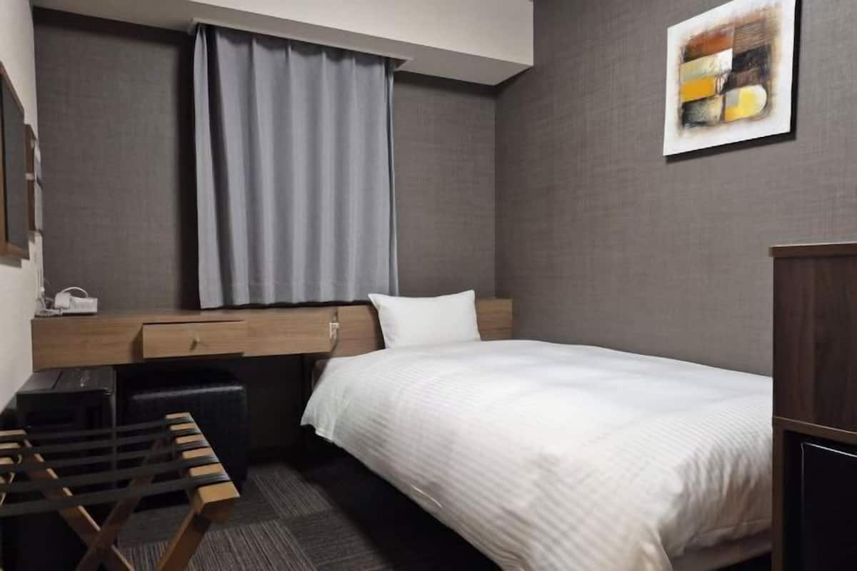 Escritorio, wifi gratis y ropa de cama
