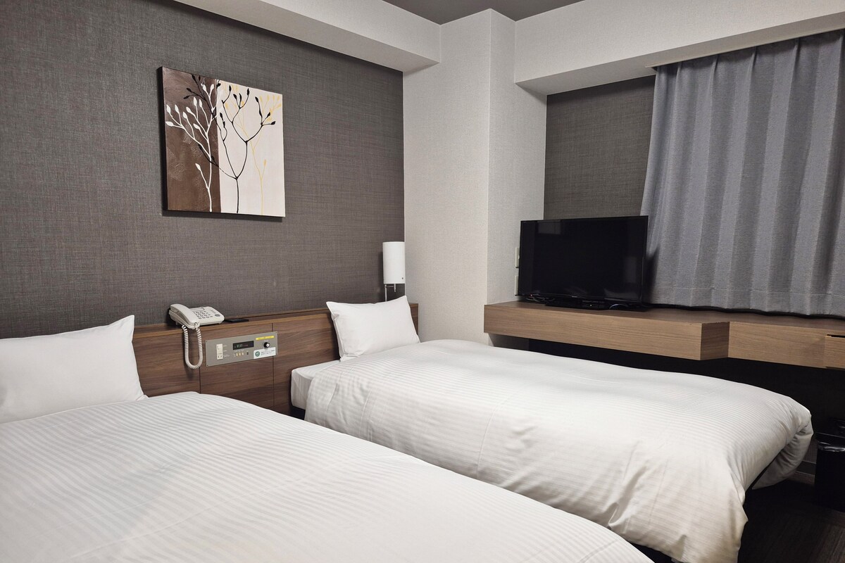 Desk, WiFi (free), bed sheets