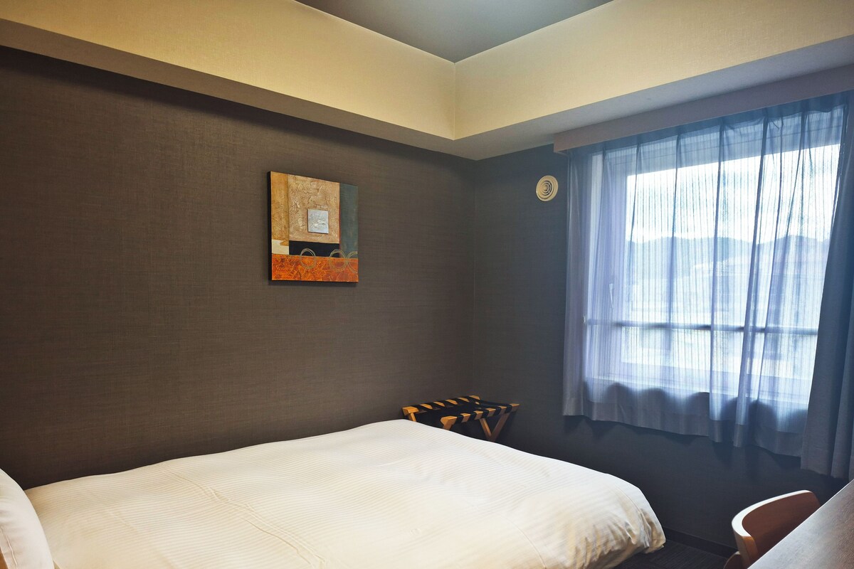 Desk, WiFi (free), bed sheets