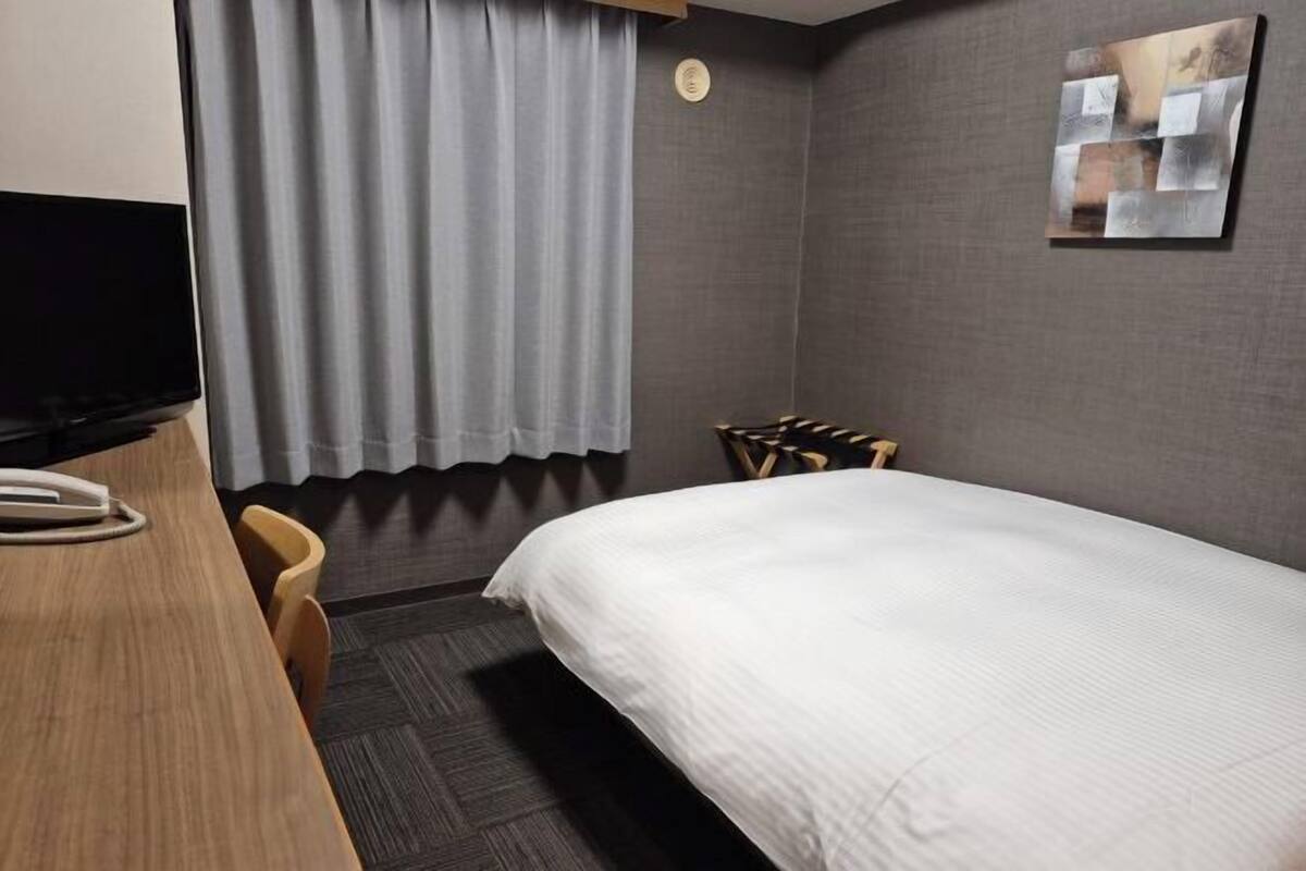 Escritorio, wifi gratis y ropa de cama