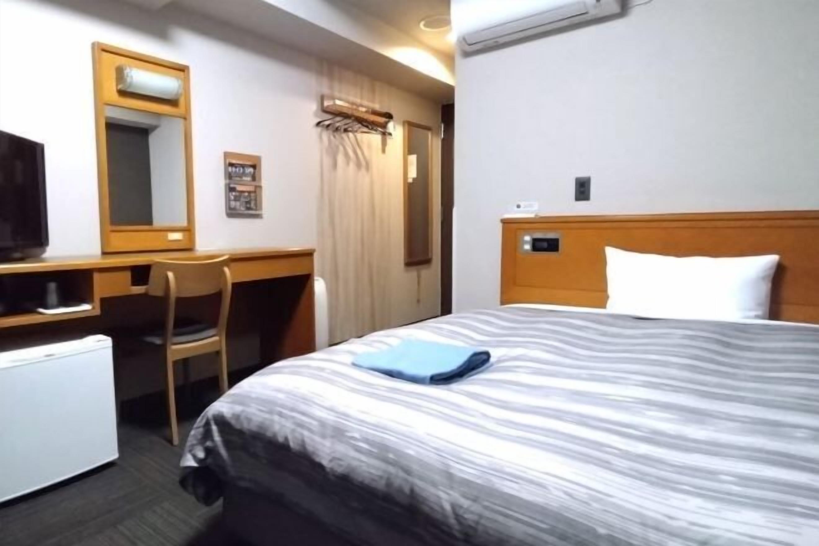 Desk, free WiFi, bed sheets