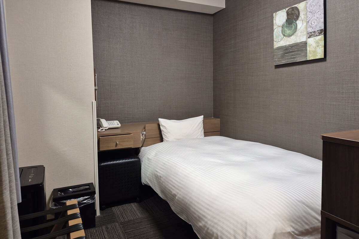Desk, WiFi (free), bed sheets