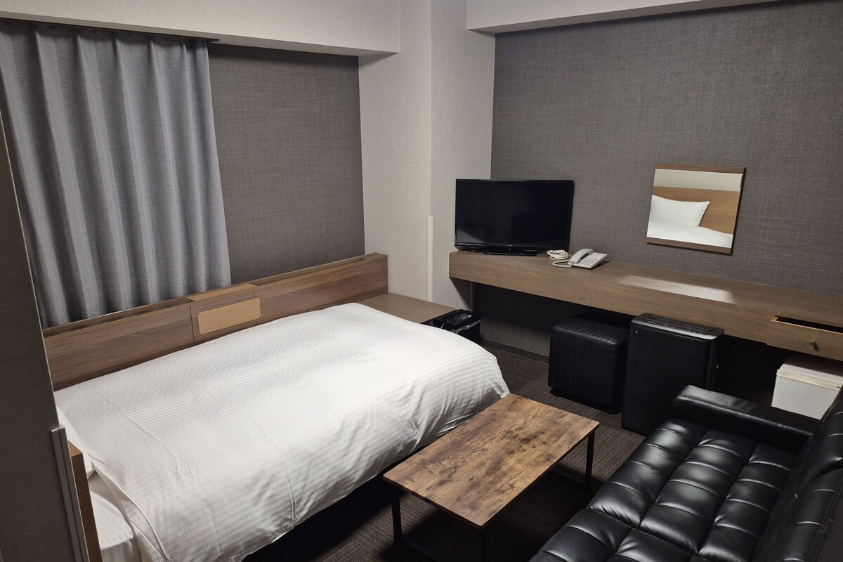 Desk, WiFi (free), bed sheets