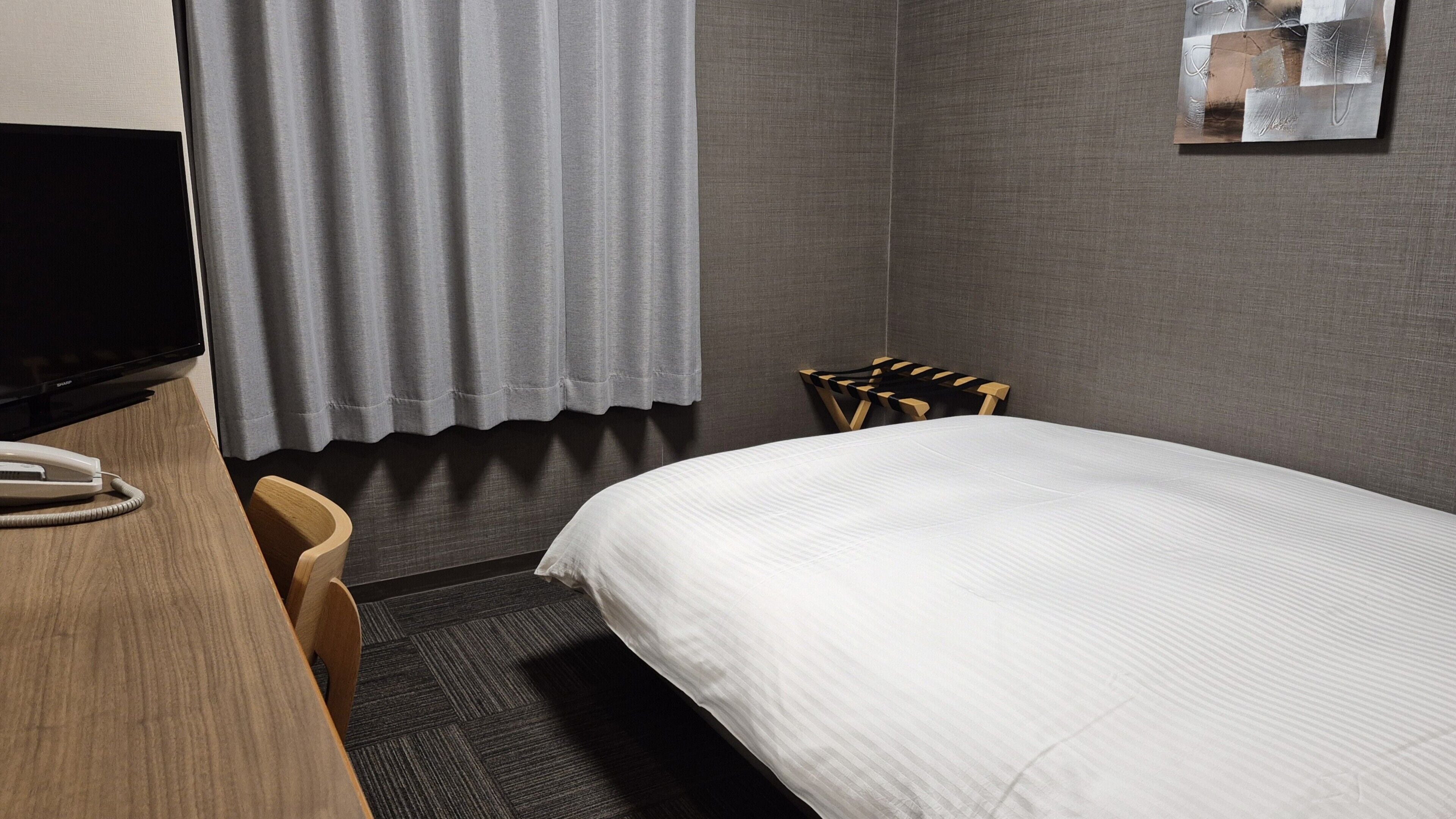Escritorio, wifi gratis y ropa de cama 