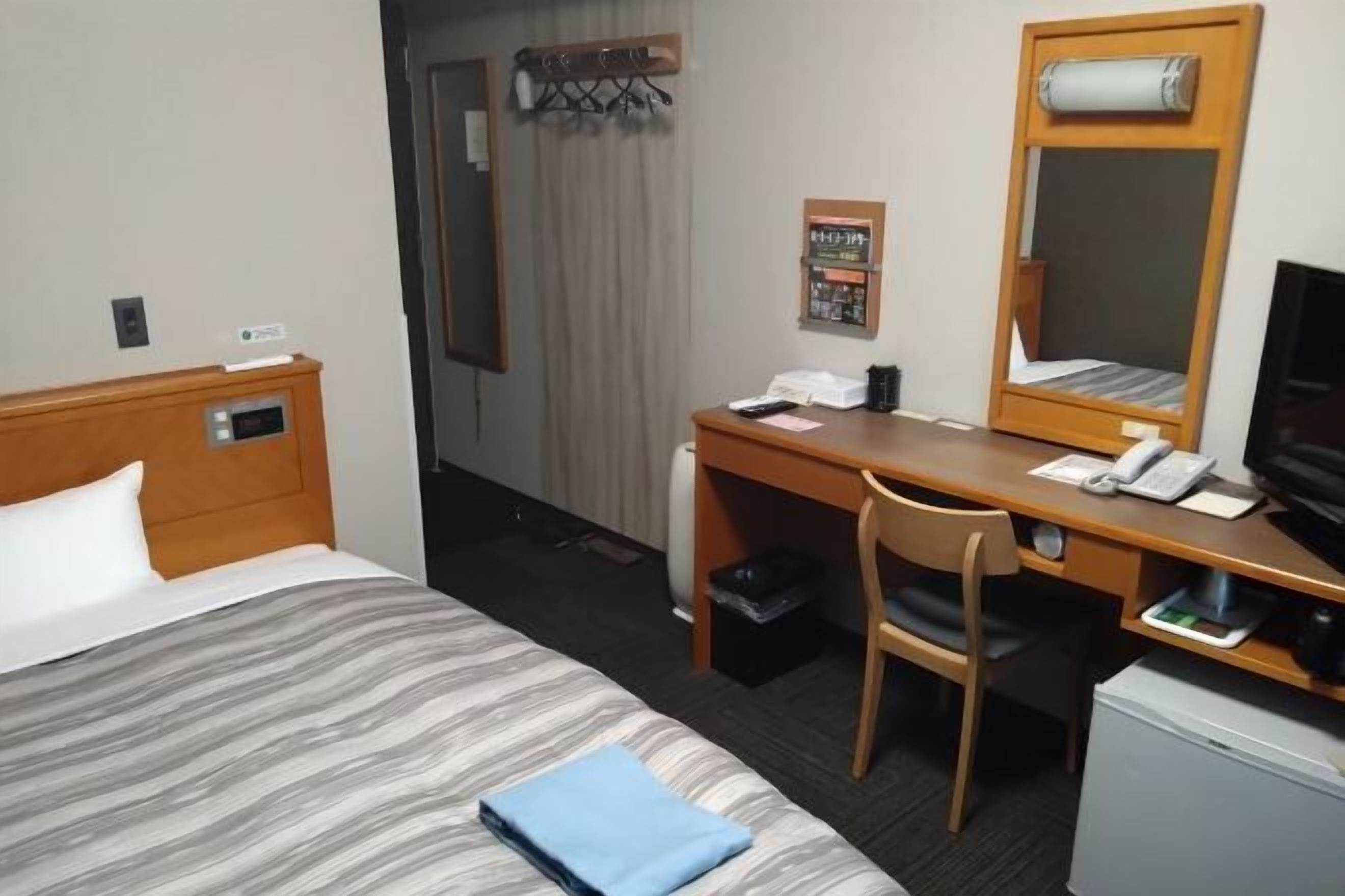 Escritorio, wifi gratis y ropa de cama 