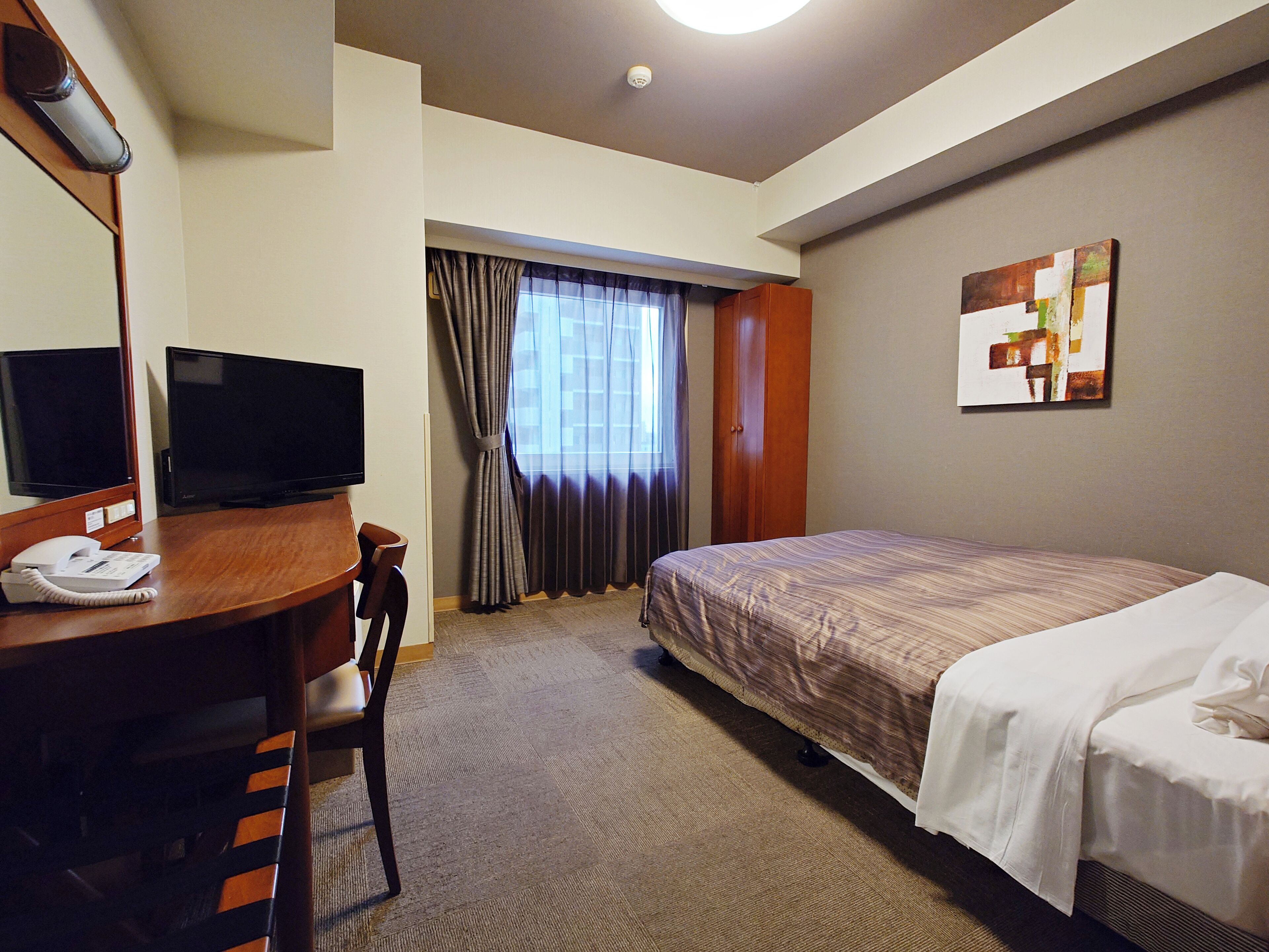 Skrivebord, wi-fi (inkludert) og sengetøy