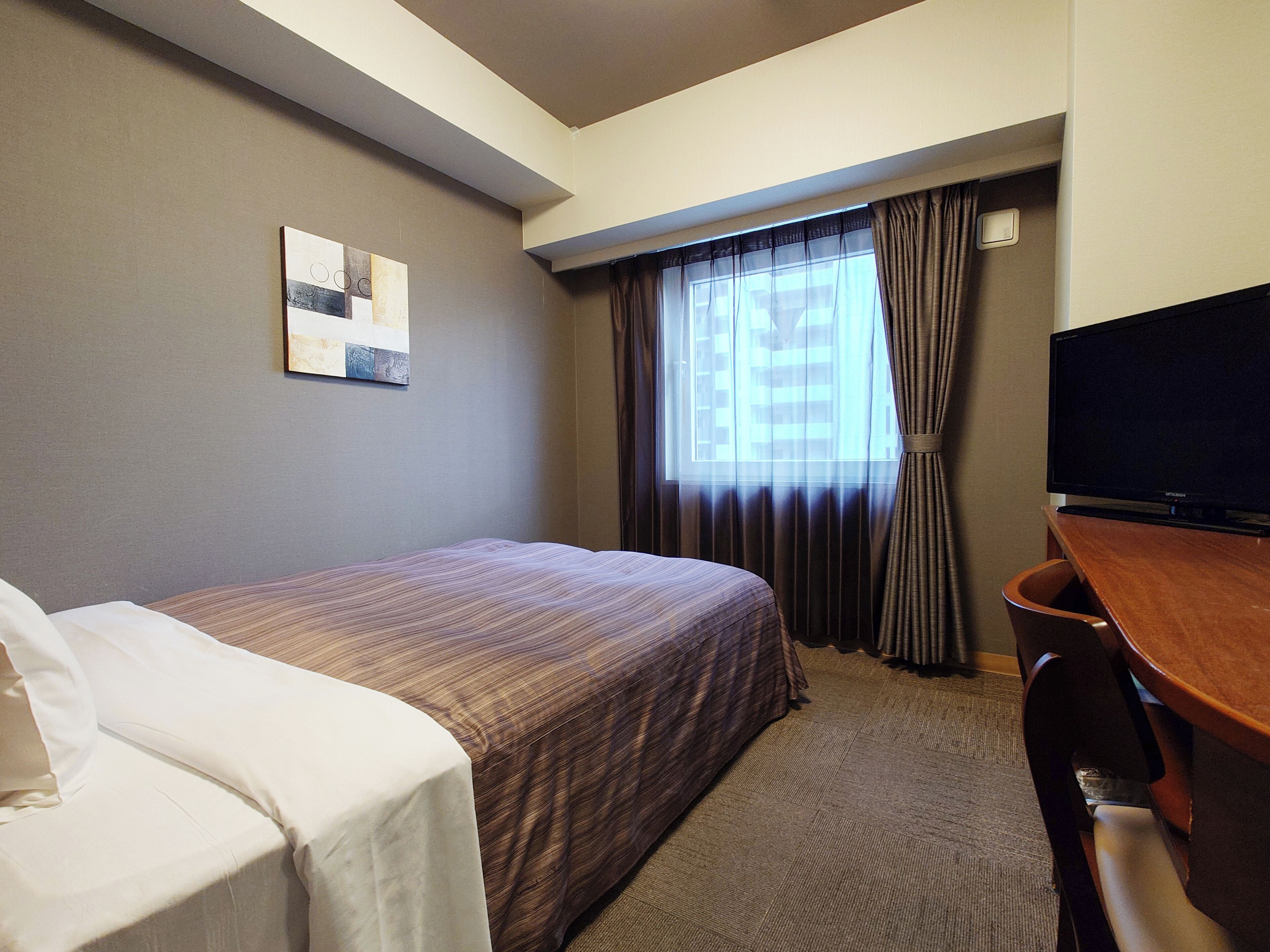 Skrivebord, wi-fi (inkludert) og sengetøy