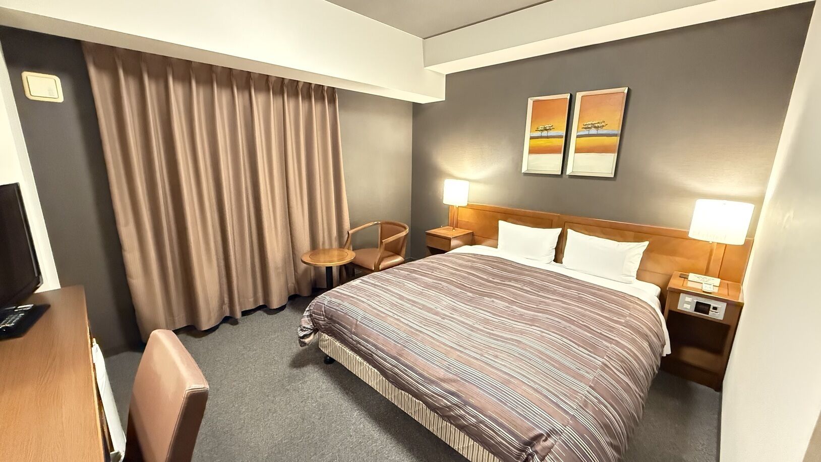 Desk, free WiFi, bed sheets
