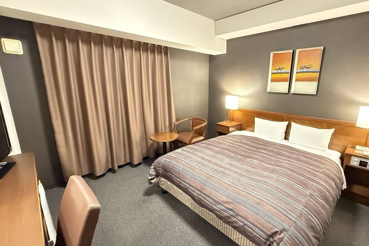 Escritorio, wifi gratis y ropa de cama 