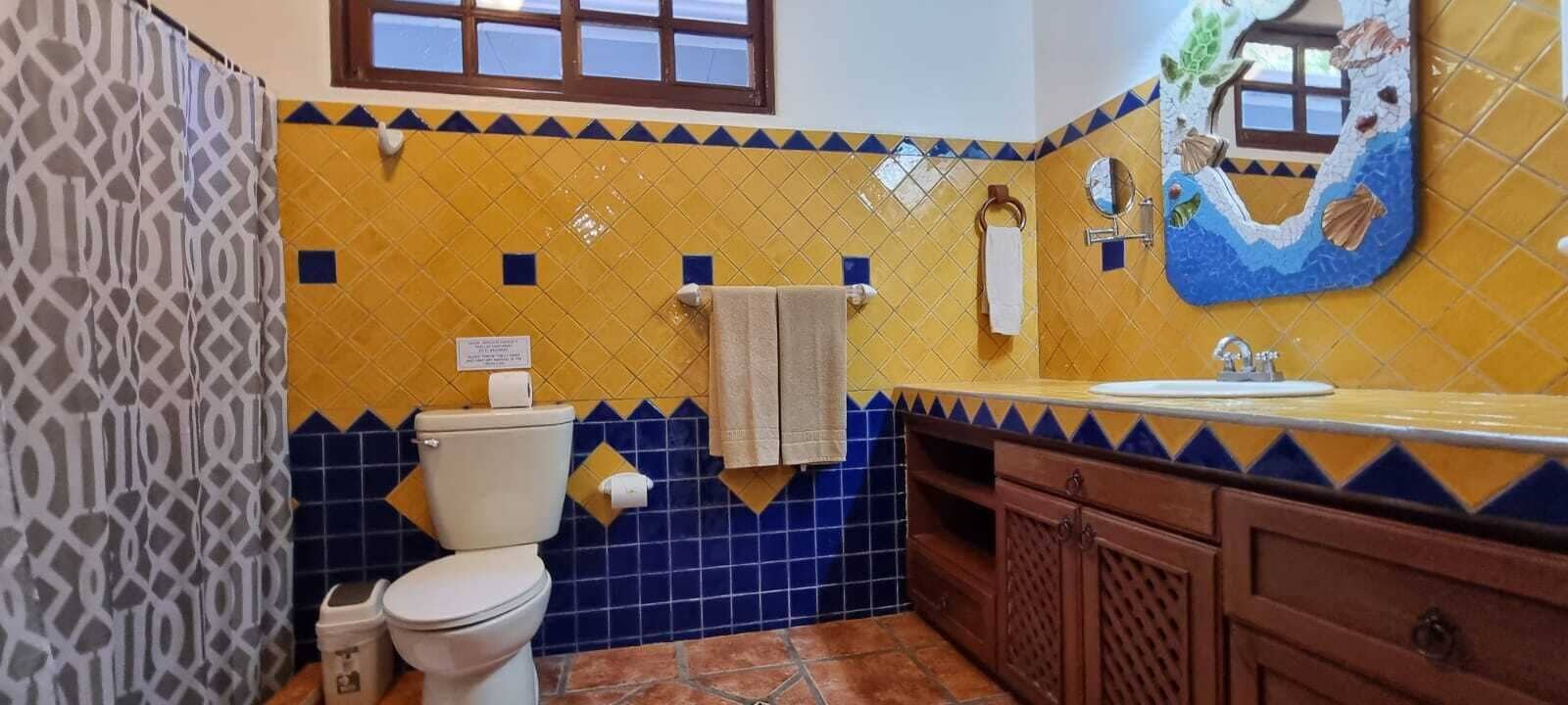 habitacion estandar cama matrimonial | bathroom | shower, free toiletries, towels