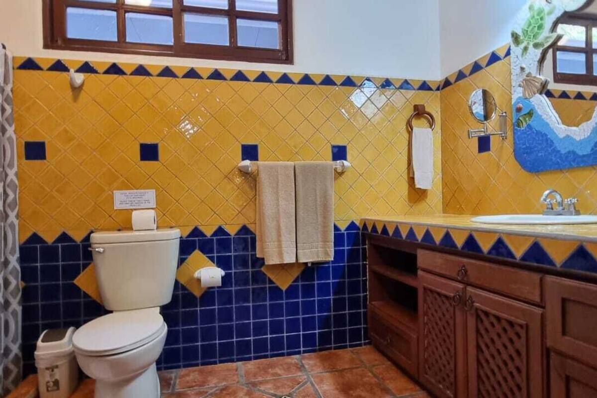 habitacion estandar cama matrimonial | bathroom | shower, free toiletries, towels