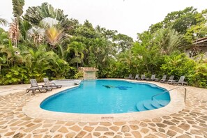 Outdoor pool - Hotel Playa Westfalia (Matama)