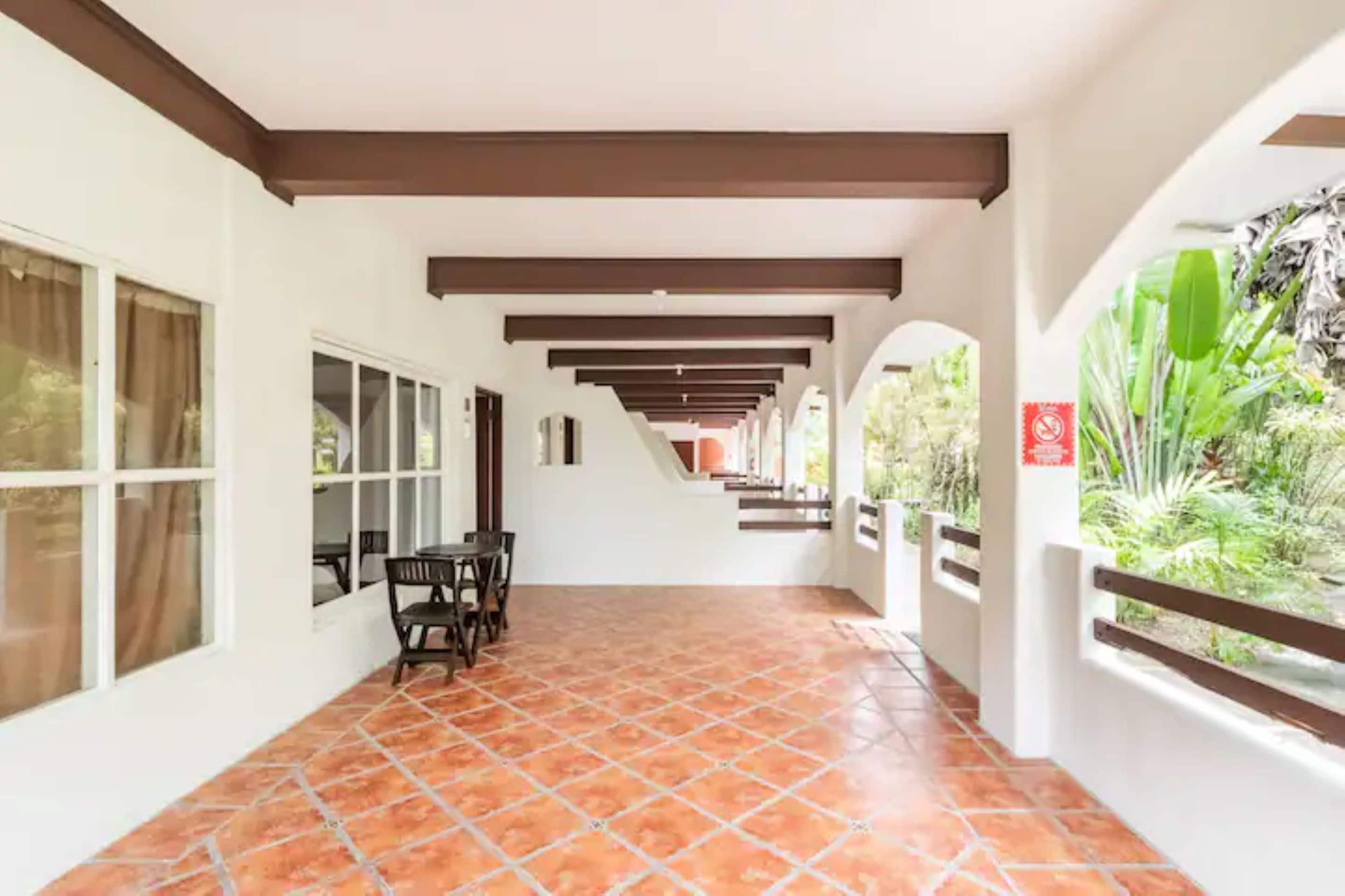 standard room, 1 bedroom | living area | 32-inch tv with cable channels