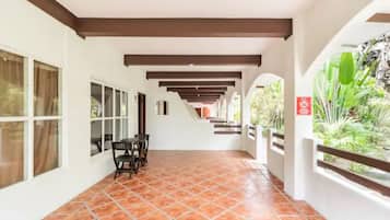 Standard Room, 1 Bedroom | Living area | 32-inch TV with cable channels