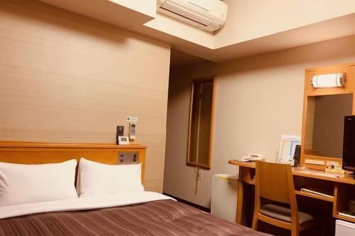 Escritorio, wifi gratis y ropa de cama