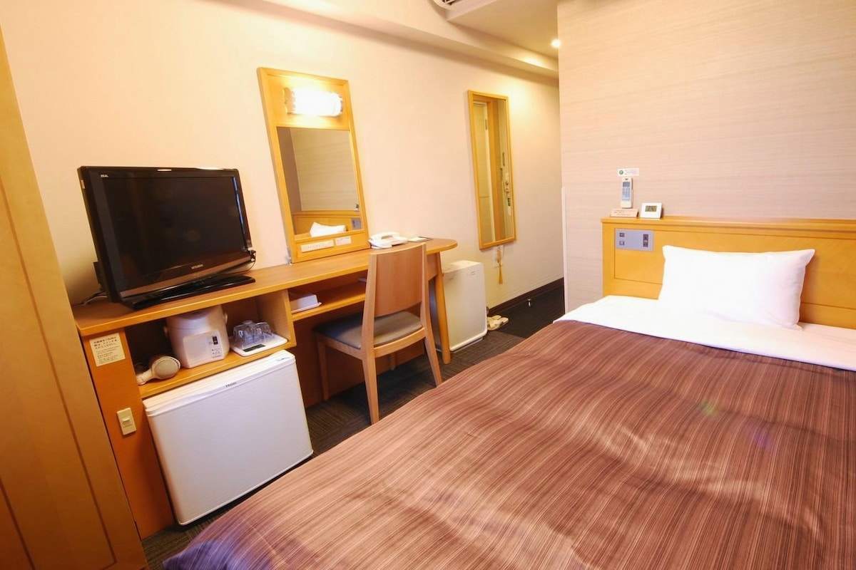 Desk, WiFi (free), bed sheets