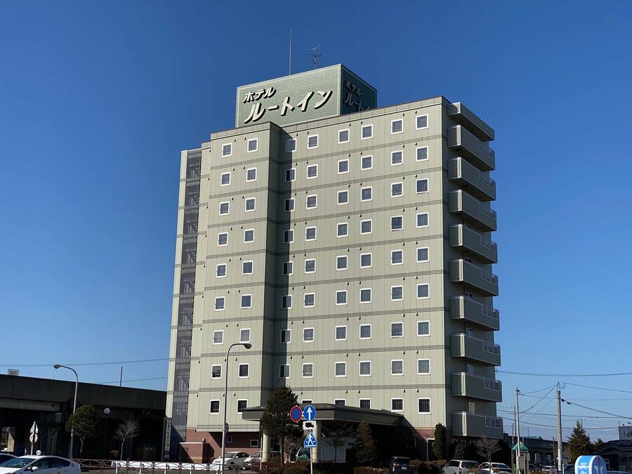 A multi-story hotel with a sign indicating it is a hotel.