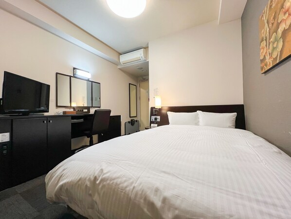 Skrivebord, wi-fi (inkludert) og sengetøy