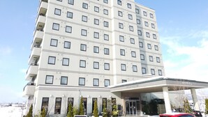 A multi-story hotel with a flat facade, numerous windows, and a covered entrance. - Hotel Route-Inn Odate Omachi (Odate)