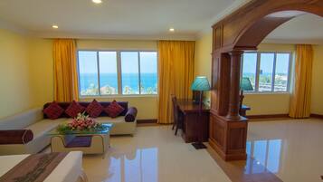 Executive Suite | Minibar, in-room safe, desk, blackout drapes
