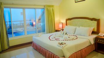 Habitación doble Deluxe | Minibar, caja de seguridad en la habitación y escritorio