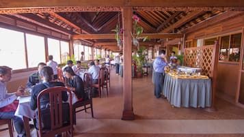 Petit déjeuner, déjeuner et dßner servis sur place, vue sur la plage