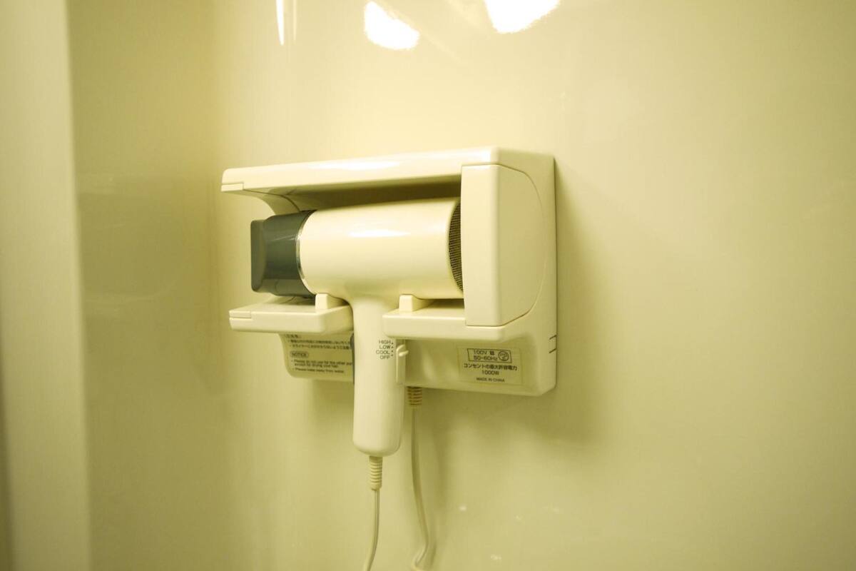 combined shower/bathtub, free toiletries, hair dryer, slippers