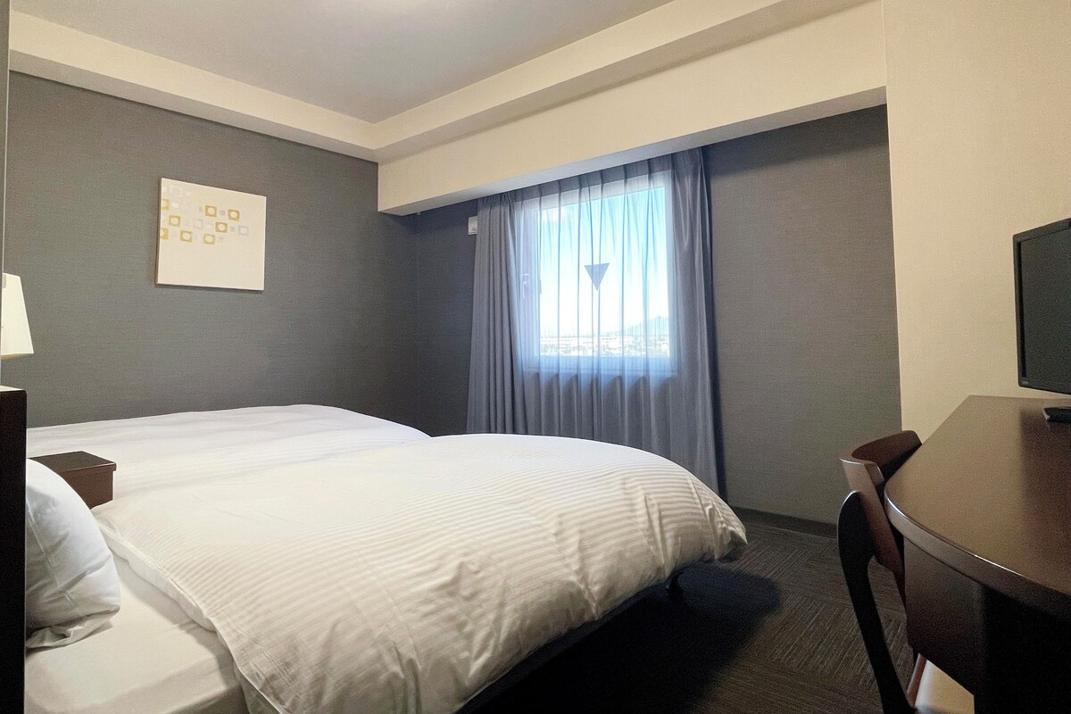 Desk, WiFi (free), bed sheets