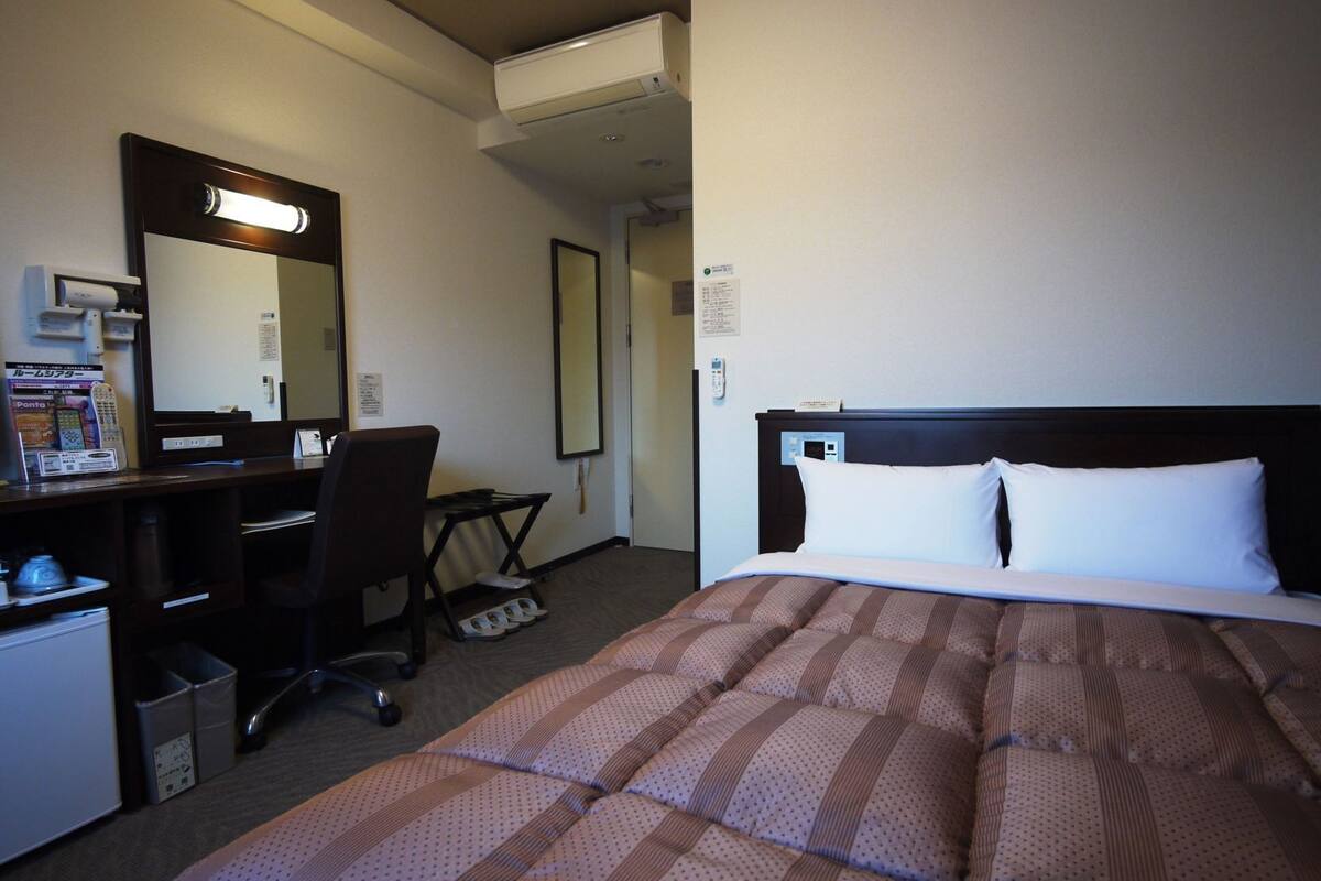 Desk, free WiFi, bed sheets