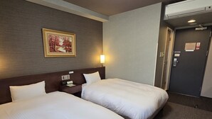 A hotel room with two beds, a nightstand, a lamp, a painting, and an air conditioning unit. - Hotel Route-Inn Odate Eki Minami (Odate)