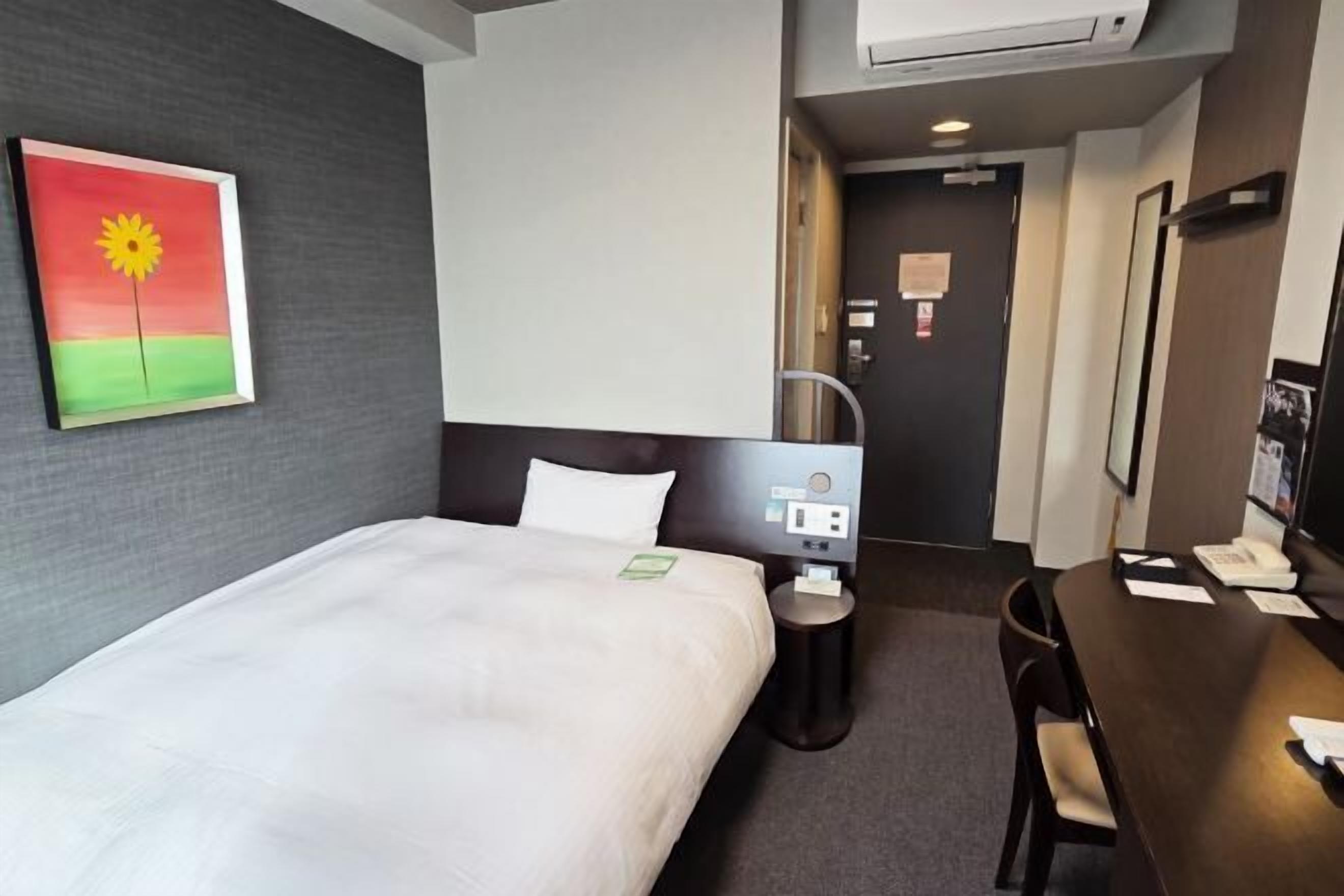 Een bureau, gratis wifi, beddengoed