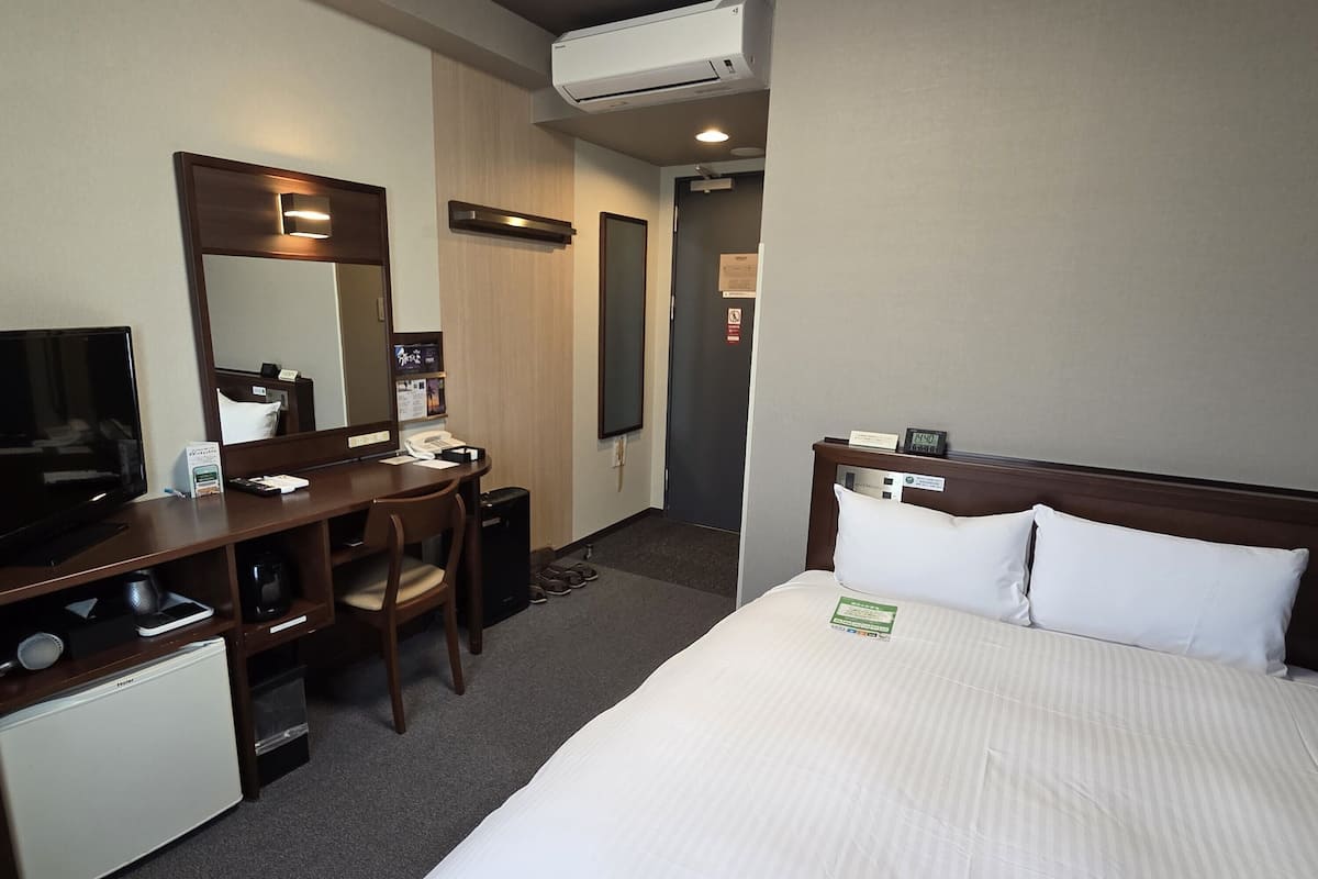 Desk, free WiFi, bed sheets