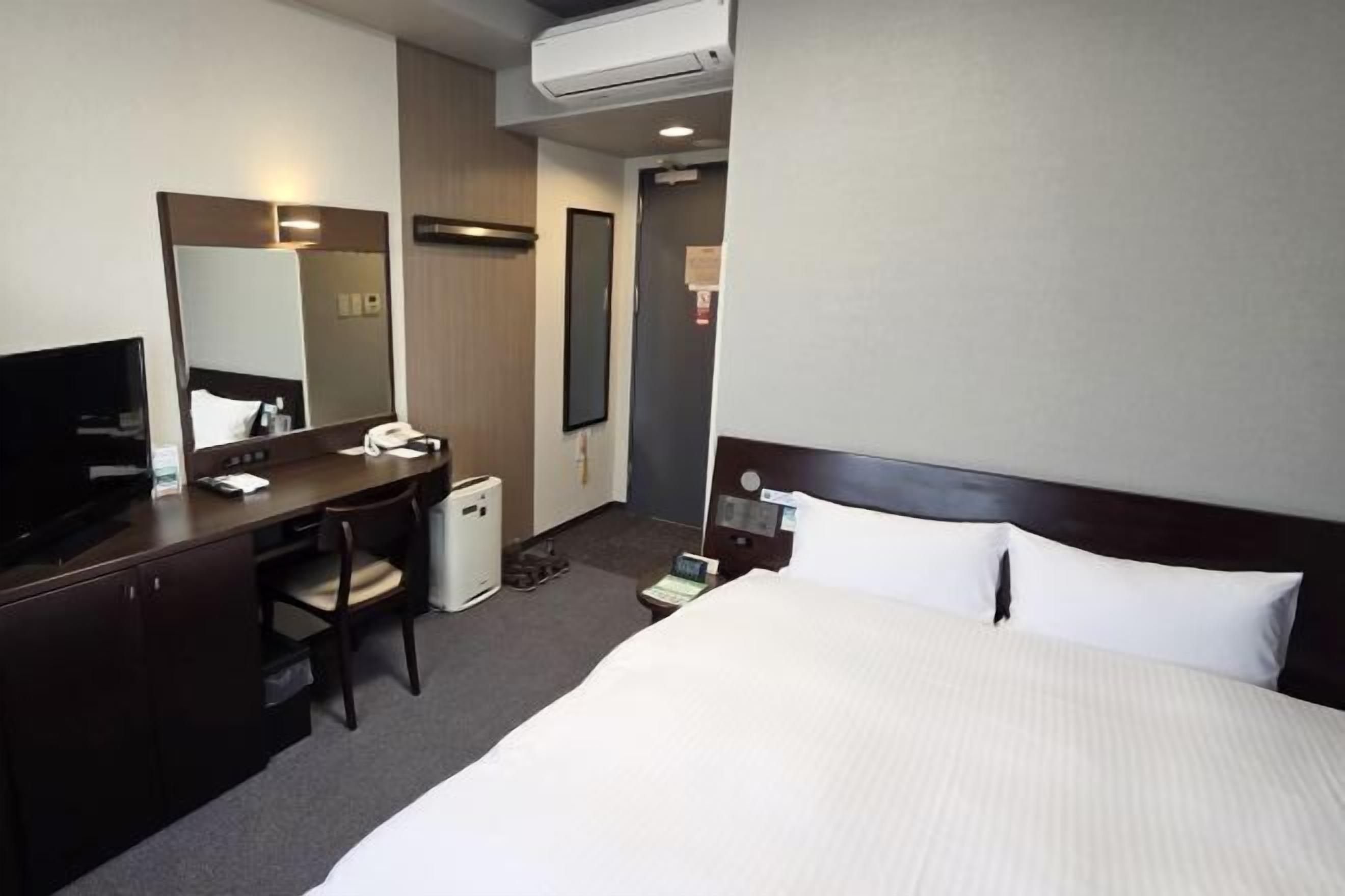 Een bureau, gratis wifi, beddengoed