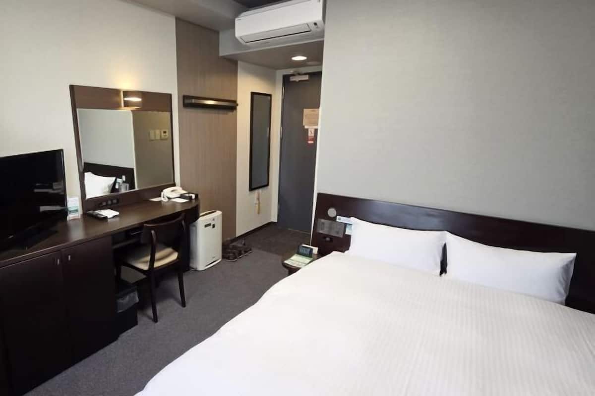 Skrivbord, gratis wi-fi och sÀngklÀder