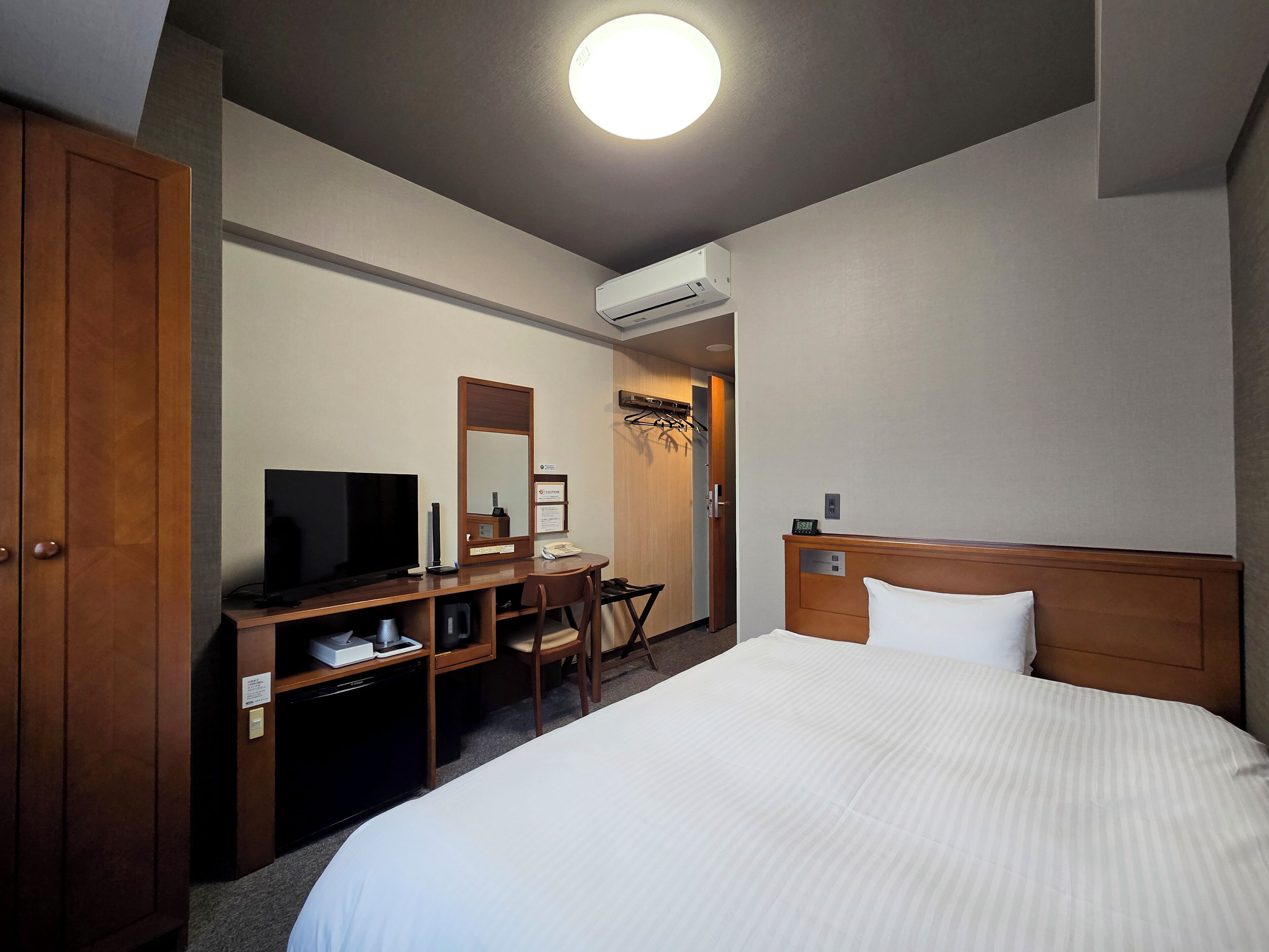 WiFi (無料)、ベッドシーツ