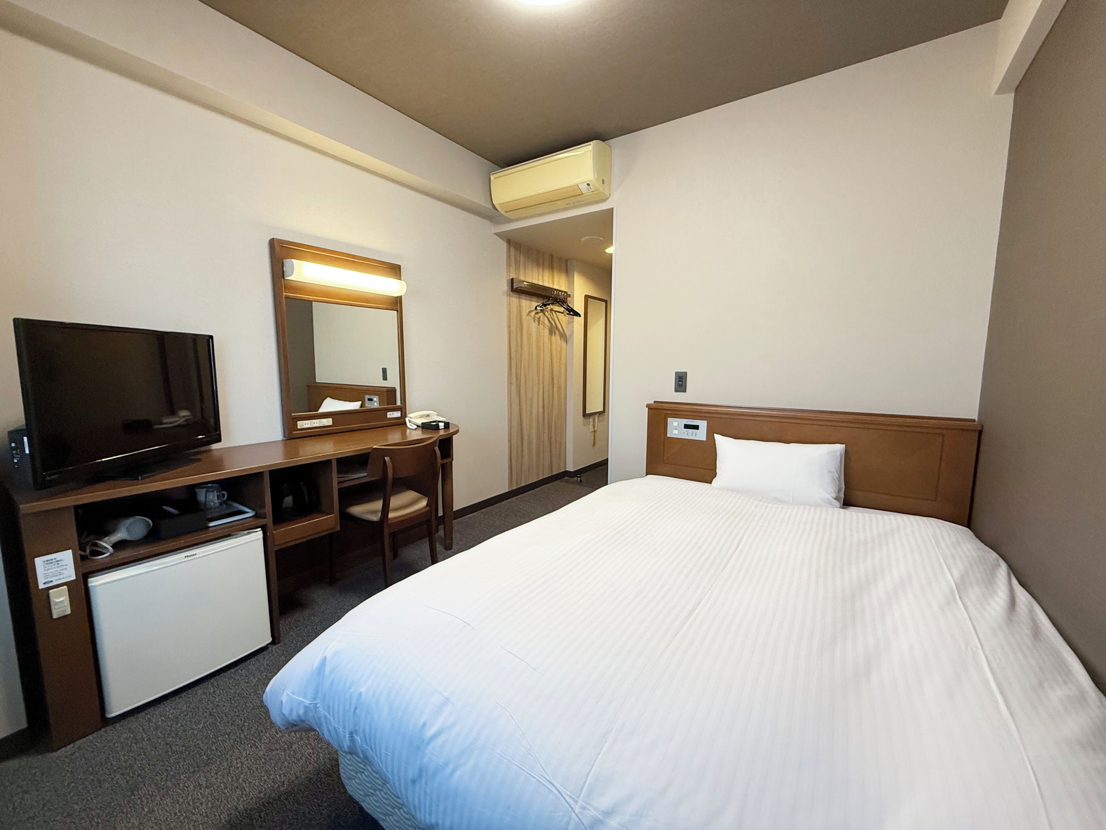 Desk, free WiFi, bed sheets