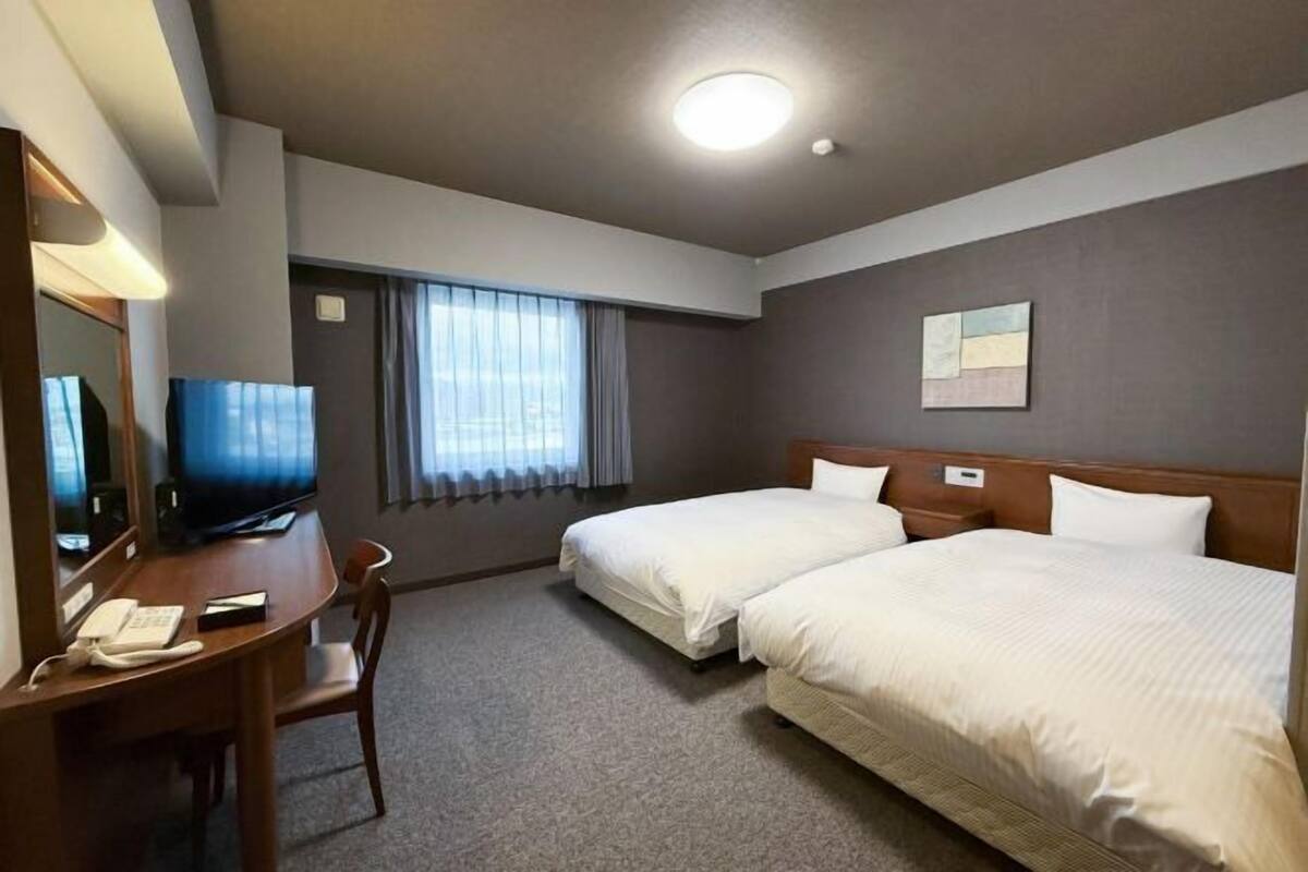 Een bureau, gratis wifi, beddengoed
