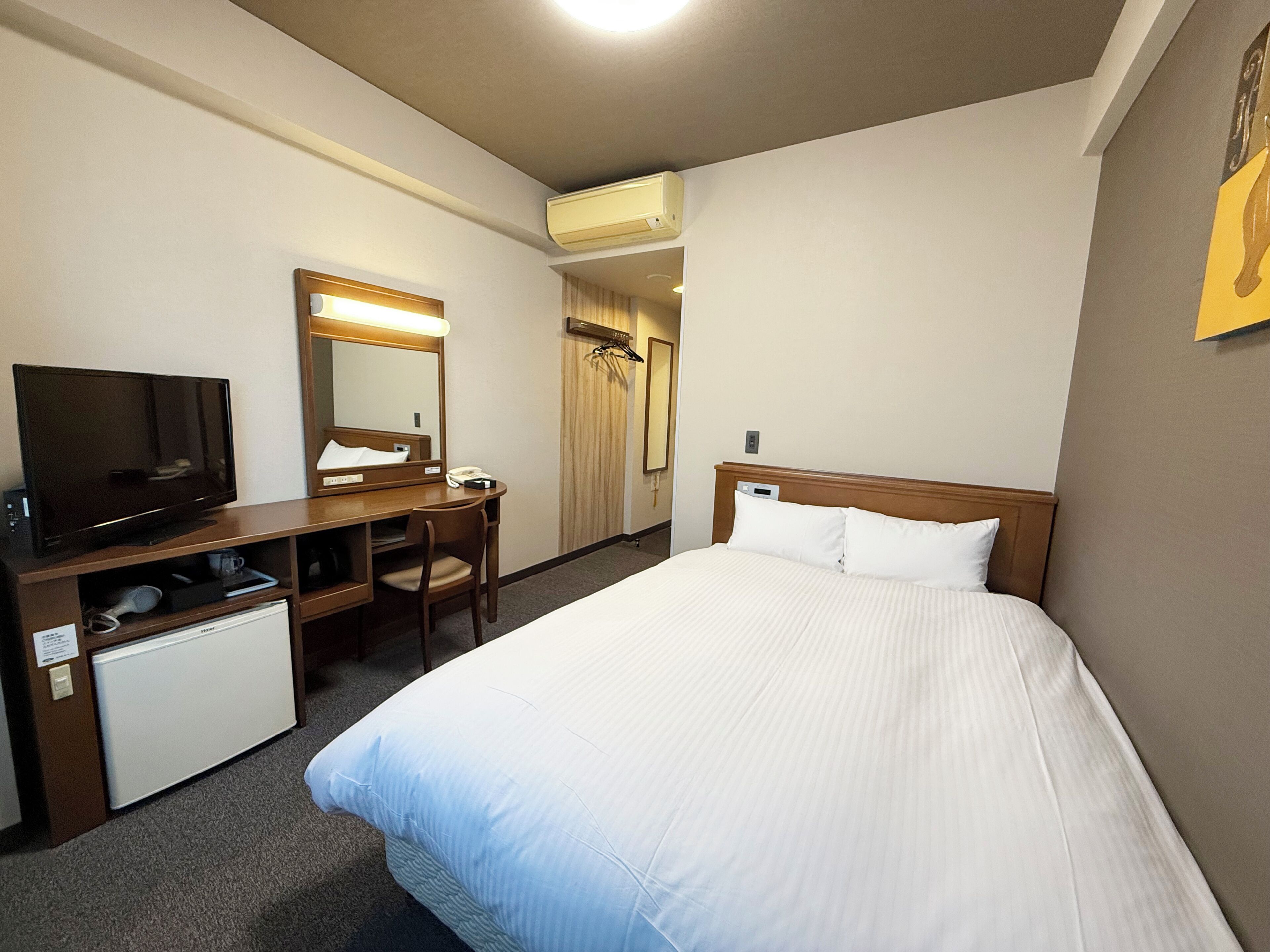 Desk, free WiFi, bed sheets